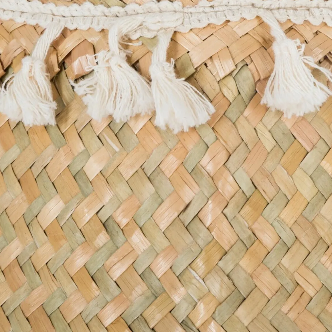 Panier, roseau et pompons